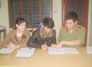 Với tinh thần “Vì nhân dân phục vụ”, cán bộ đội Tổng hợp (Công an huyện Tân Lạc) tận tình hướng dẫn thí sinh làm thủ tục đăng ký thi vào các trường CAND năm 2012.