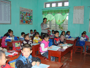 Từ công tác xã hội hóa giáo dục, huyện Kim Bôi đã có 9 trường đạt chuẩn quốc gia. Trong ảnh: Trường tiểu học Vĩnh Tiến B tiếp tục giữ vững chất lượng giáo dục của trường chuẩn quốc gia.