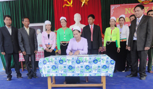 Nhân dân xóm Cầu, xã Bắc Sơn (Kim Bôi) ký kết giao ước thi đua thực hiện phong trào  “Toàn dân đoàn kết xây dựng đời sống văn hóa” và “Toàn dân bảo vệ ANTQ”.