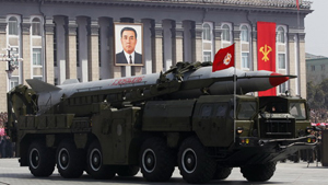 Một tên lửa của CHDCND Triều Tiên trong buổi diễu binh ở Bình Nhưỡng hôm 15-4 - Ảnh: Reuters 
