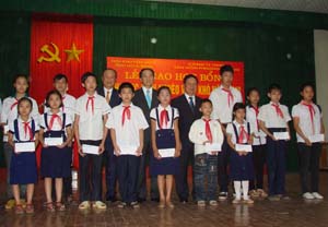 Chủ tịch UBND tỉnh, ngài Đại sứ quán Hàn Quốc tại Việt Nam và ông Chủ tịch Tập đoàn Charmvit trao học bổng cho học sinh nghèo, vượt khó, học giỏi.