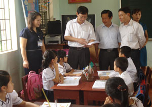 Đồng chí Phó Chủ tịch Thường trực UBND tỉnh Bùi Văn Cửu khảo sát mô hình dạy học theo chương trình trường học mới VNEN tại trường Tiểu học Hùng Sơn (thị trấn Lương Sơn).