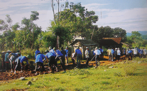 Lực lượng ĐV - TN xã tham gia làm đường giao thông liên xóm hưởng ứng thánh thanh niên năm 2012.