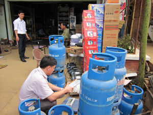 Đoàn kiểm tra thực tế về định lượng bình gas tại 1 cơ sở trên địa bàn huyện Tân Lạc.