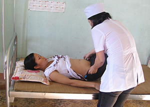 Cán bộ Trạm Y tế xã Đồng Tâm (Lạc Thủy) thăm, khám phụ nữ mang thai trước khi sinh.