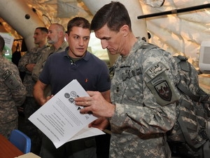 Trung tướng Michael Flynn (phải) được đề cử đứng đầu Cơ quan Tình báo Quốc phòng.