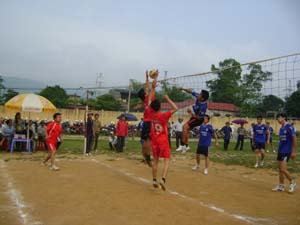 Một trận thi đấu tại nội dung bóng chuyền nam giữa đội xã Phúc Tiến và xã Hợp Thành.
