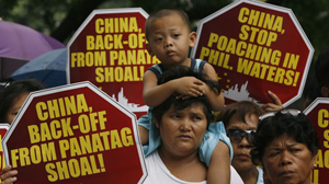 Người dân Philippines đòi Trung Quốc rút khỏi bãi Scarborough trước Đại sứ quán Trung Quốc tại Manila ngày 16-4 - Ảnh: Reuters 


