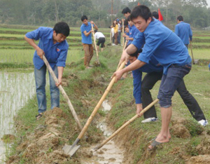 ĐV-TN huyện Lạc Thuỷ nạo vét kênh mương nội đồng phục vụ sản xuất nông nghiệp tại thôn Đồng Quèn, xã Đồng Tâm hưởng ứng Tháng Thanh niên năm 2012.