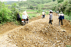 Do tuyến đường Tây Phong - Yên Thượng (Cao Phong) đang thi công dở dang, kéo dài nên việc đi lại của người dân gặp nhiều khó khăn.
