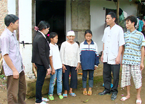 Cô giáo Phạm Thị Hương và các đồng chí lãnh đạo xã tới thăm hỏi, động viên  gia đình bà Bùi Thị ẹng cùng hai cháu mồ côi ở xóm Má (Cuối Hạ).