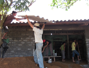 Cộng đồng xóm Trăng, xã Do Nhân giúp hộ gặp thiên tai sửa chữa, lợp lại mái nhà

