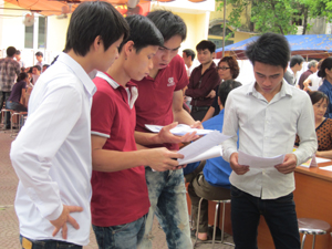 Lực lượng lao động trẻ thành phố Hòa Bình tìm kiếm thông tin tuyển sinh, tuyển dụng tại phiên giao dịch.