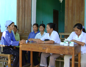 Thông qua chiến dịch CSSKSS hàng năm, phụ nữ xã Bình Chân (Lạc Sơn) được tư vấn miễn phí các vấn đề về sức khỏe sinh sản.