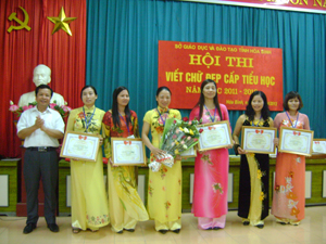Lãnh đạo Sở GD & ĐT trao giấy khen cho các thí sinh đạt thành tích cao tại hội thi.