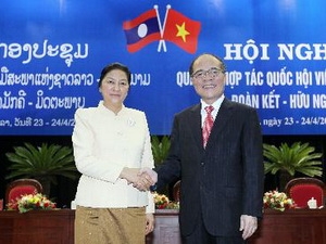 Chủ tịch Quốc hội Nguyễn Sinh Hùng và Chủ tịch Quốc hội Lào Pany Yathotou tại lễ khai mạc Hội nghị. (Ảnh: Nhan Sáng/TTXVN)