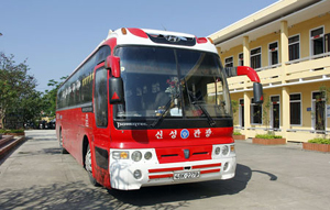 Chiếc xe khách BKS 48K-2279 được đưa về Công an thị xã Hương Trà xử lý. 
