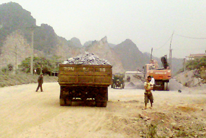 Các doanh nghiệp đóng trên địa bàn xóm Quán Sơn, xã Cao Thắng (Lương Sơn) đặt máy nghiền đá ngay trên mặt đường gây ô nhiễm môi trường.