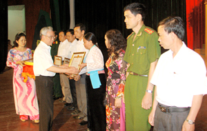 Đồng chí Nguyễn Minh Quang, UVTV, Chủ nhiệm UBKT Tỉnh ủy trao bằng khen của Tỉnh ủy  cho các tập thể, cá nhân có nhiều thành tích trong công tác xây dựng TCCS Đảng năm 2011.