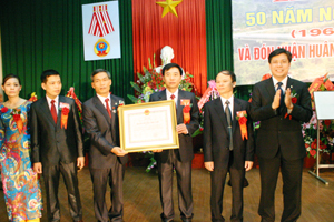 Được uỷ quyền của Chủ tịch nước, đồng chí Nguyễn Ngọc Đông, Thứ trưởng Bộ Giao thông - Vận tải trao Huân chương Độc lập cho tập thế Công ty cổ phần Đầu tư và Xây dựng công trình 222.