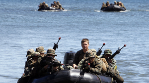 Lực lượng thủy quân lục chiến Philippines đổ bộ vào bờ biển phía tây Philippines trong cuộc diễn tập tái chiếm đảo ngày 25-4 - Ảnh: Reuters.
