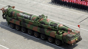 Một tên lửa thế hệ mới của Triều Tiên được cho là có tầm bắn lên tới 6.000 km có mặt trong cuộc duyệt binh kỷ niệm 100 năm ngày sinh nhà lãnh đạo quá cố Kim Nhật Thành - Ảnh: Reuters 
