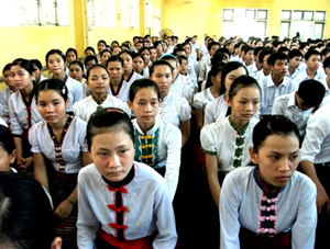 Thí sinh là người dân tộc thiểu số được tuyển thẳng đại học. Trong ảnh: Các em học sinh dân tộc thiểu số tại trường DTNT tỉnh Nghệ An trong ngày khai giảng năm học mới. 
