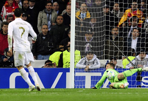 C. Ronaldo đá hỏng quả 11m đầu tiên của Real Madrid.
 
