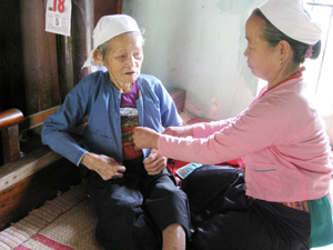 Người con dâu duy nhất (vợ của liệt sỹ Bùi Văn Trây) đã thay chồng tận tâm chăm lo cho Mẹ Việt Nam Anh hùng Nguyễn Thị Mêng lúc tuổi già.