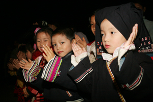 Các em nhỏ dân tộc Tày ở Đà Bắc.