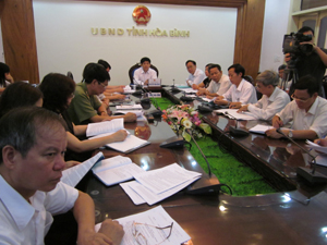 Đồng chí Nguyễn Văn Dũng, Phó Chủ tịch UBND tỉnh và các đại biểu tham dự hội nghị trực tuyến tại điểm cầu Hòa Bình.
