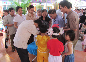 Các đại biểu và phụ huynh học sinh tham gia ủng hộ vào Quỹ khuyến học của trường màm non Phương Lâm.
