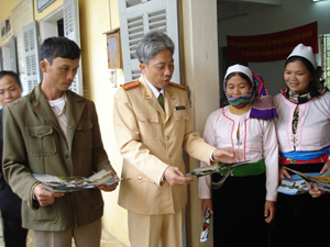 Cán bộ Phòng CSGT (Công an tỉnh) tuyên truyền  pháp luật ATGT cho người dân xã Quyết Chiến (Tân Lạc).