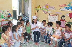 Giáo viên trường MN xã Cao Sơn (Đà Bắc) tuyên truyền cách rửa tay bằng xà phòng cho trẻ.
