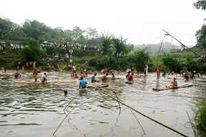 Người dân tập trung đánh bắt cá tại khúc suối xã Lỗ Sơn, huyện Tân Lạc tại lễ hội đánh cá suối tháng 3 năm 2011.