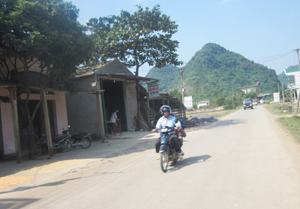 Tuyến đường liên xã Yên Lạc (Yên Thủy) thông thoáng, thuận lợi cho người tham gia giao thông.