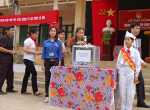 Cán bộ và nhân dân huyện Kỳ Sơn quyên góp ủng hộ cựu thanh niên xung phong  có hoàn cảnh  khó khăn.