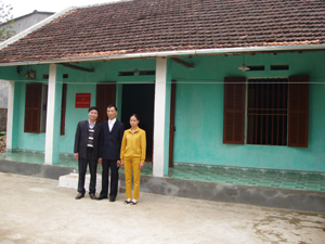Anh Nguyễn Văn An (người đứng giữa), đoàn viên công đoàn Phòng Kinh tế hạ tầng huyện Lạc Sơn được tặng nhà “Mái ấm công đoàn”.