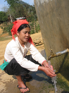 Người dân xã Bắc Sơn (Tân Lạc) được sử dụng nguồn nước sạch