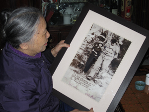 Bà Nguyễn Thị Kim Lai, nhân vật nữ du kích trong bức ảnh nổi tiếng “Giải giặc lái Mỹ” hiện nghỉ hưu và sinh sống tại TP. Hà Tĩnh.