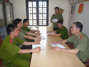Lãnh đạo CA huyện Đà Bắc triển khai phong trào toàn dân bảo vệ ANTT đến cán bộ, chiến sĩ công an huyện.