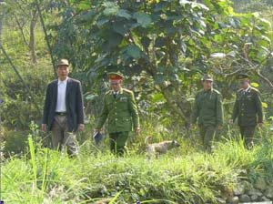 Công an huyện Đà Bắc kiểm tra tình hình ANTT tại xã Vầy Nưa.