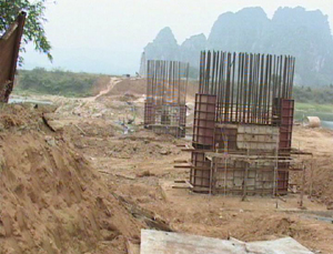 Cầu Nam Thượng (Kim Bôi) đang được thi công khi đưa vào sử dụng tạo điều kiện thuận lợi cho nhân dân trong xã.