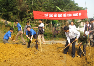 ĐV-TN tham gia khởi công xây dựng nhà khăn quàng đỏ cho hộ gia đình em Bùi Thị Nụ, xóm Hào Lý (Đà bắc).