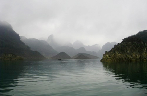 Hồ Hoà Bình với cảnh núi non bồng bềnh trong sương sớm.