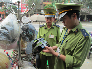 Kiểm tra thị trường mũ bảo hiểm trên địa bàn thị trấn Lương Sơn (Lương Sơn).

