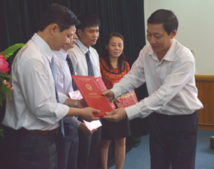 Thay mặt lãnh đạo UBND tỉnh, đồng chí Bùi Văn Cửu, Phó Chủ tịch Thường trực UBND tỉnh trao Quyết định bổ nhiệm cho 4 Phó Giám đốc sở, ngành.