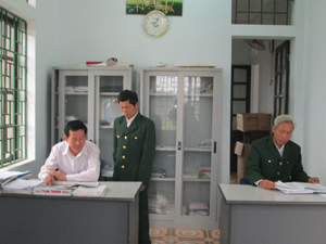 Cán bộ, đảng viên xã Phú Cường (Tân Lạc) thường xuyên trao đổi kinh nghiệm trong thực hiện công tác chuyên môn từng bước đưa Nghị quyết của Đảng vào cuộc sống.
