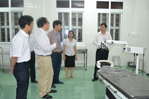 Đồng chí Bùi Văn Cửu, Phó Chủ tịch TT UBND tỉnh thăm phòng mổ mắt tại Trung tâm phòng, chống bệnh xã hội tỉnh. 

 

