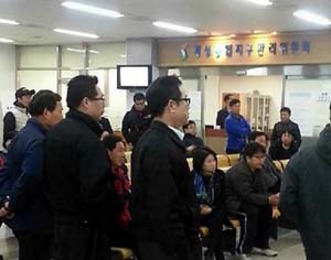 Công nhân Hàn Quốc đứng sếp hàng tại CIQ chờ được cấp phép vào Kaesong (ảnh: Yonhap)